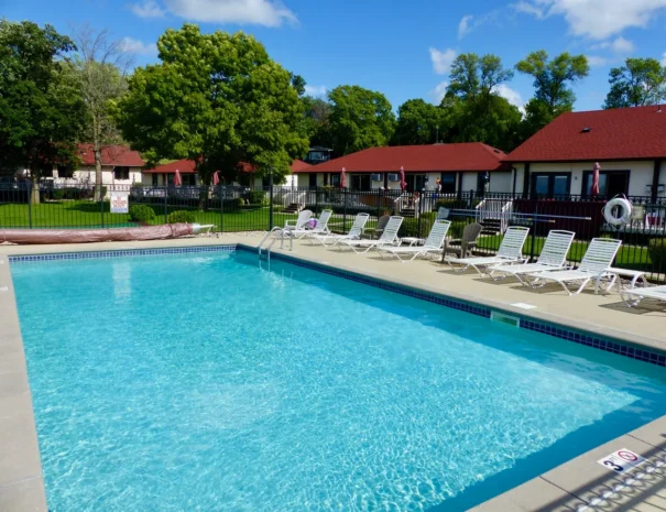 lake-carlos-villas-outdoor-swimming-pool